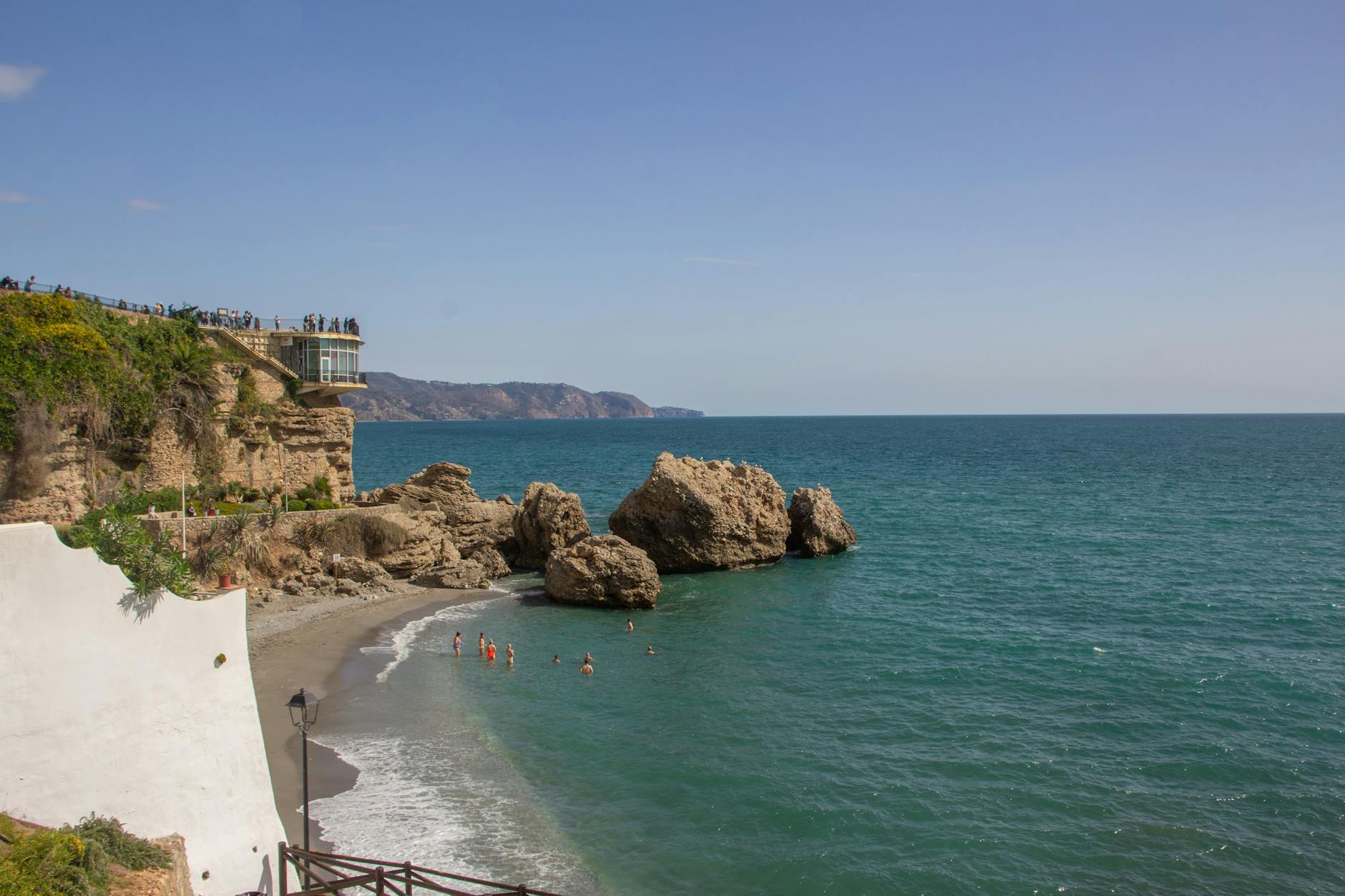 Nerja: Playas, Cuevas y Gastronomía en la Costa del Sol