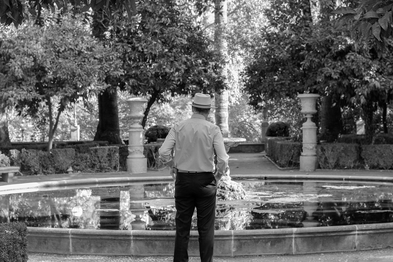 granada, yard, orchard, carmen of the martyrs, carmen, realejo, source, adult, male, black and white, people, men, elderly, model, maturity, old, reflection
