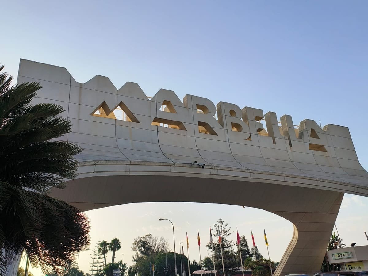 arco entrada carretera Marbella