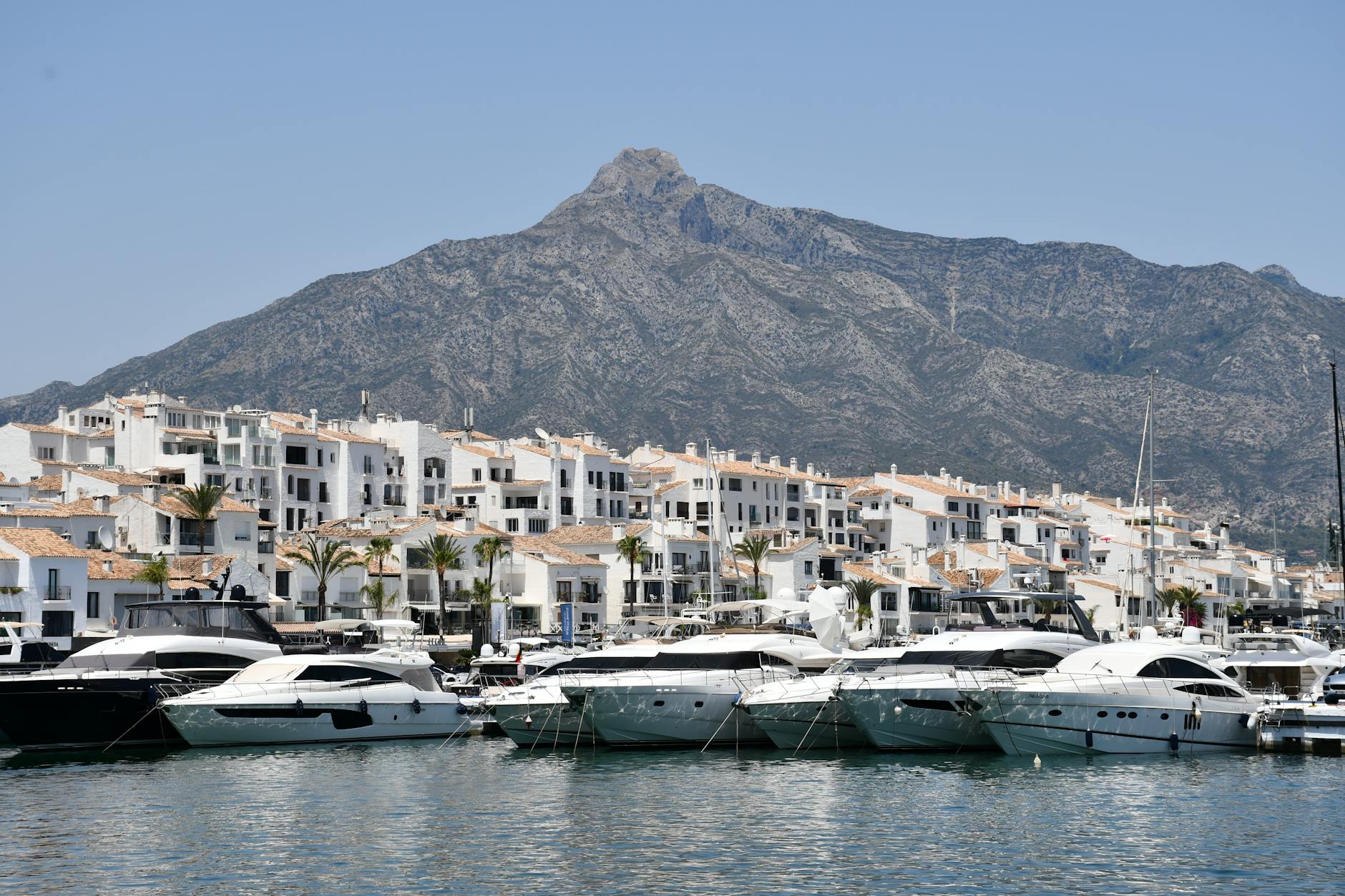 Marbella y Tarifa: Playas auténticas y tapeo en la Costa del Sol y el Estrecho