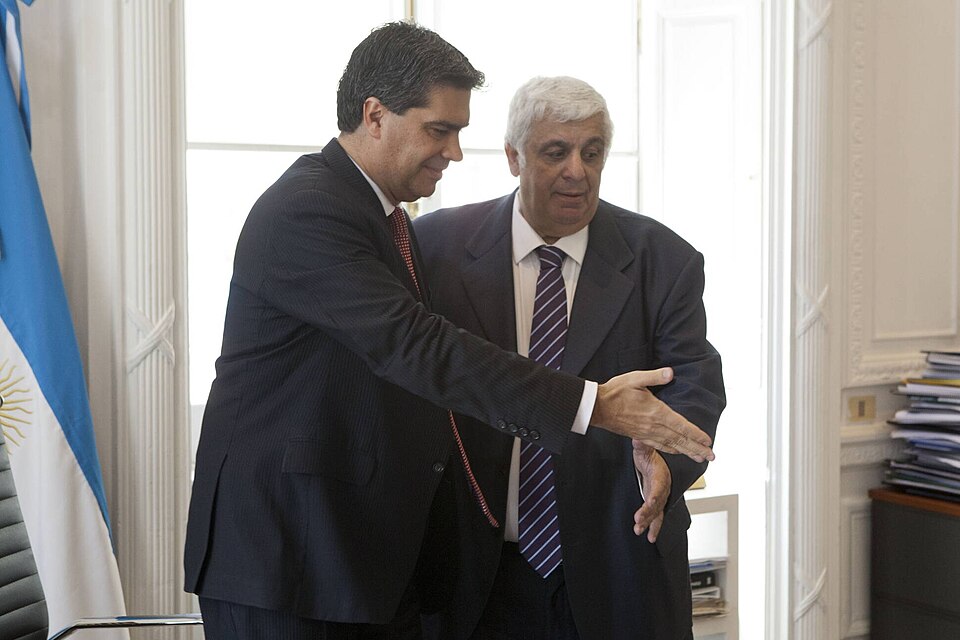 El jefe de Gabinete, Jorge Capitanch, mantuvo hoy una reunión con directivos del Mercado Central, en el marco de la ronda de encuentros que el Gobierno nacional mantiene con productores y componentes de la cadena de valor. De la reunión participaron el presidente del Mercado, Luis Cesar MARTINEZ; el vicepresidente, Alberto SAMID; el gerente general, Guillermo COSENTINO; y el gerente de proyectos, Vicente DI GERONIMO, y tuvo lugar en el despacho del Jefe de Gabinete.