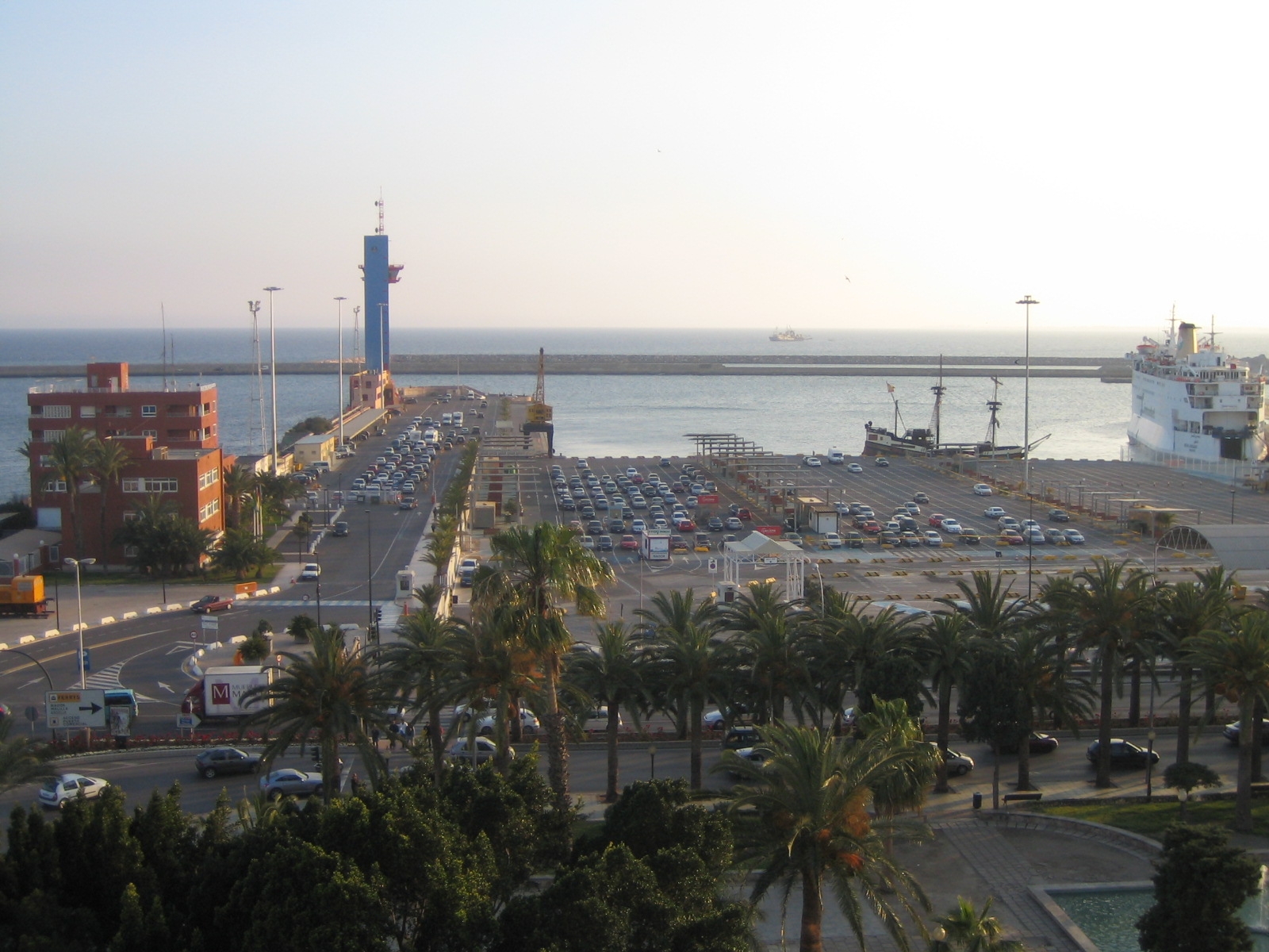 Provincia de Almería. Almería es una provincia española de la comunidad autónoma de Andalucía; situada en el sureste de la península ibérica. Limita con las provincias de Granada al oeste y noroeste; y con Murcia al norte y al noreste; así como con el mar Mediterráneo…