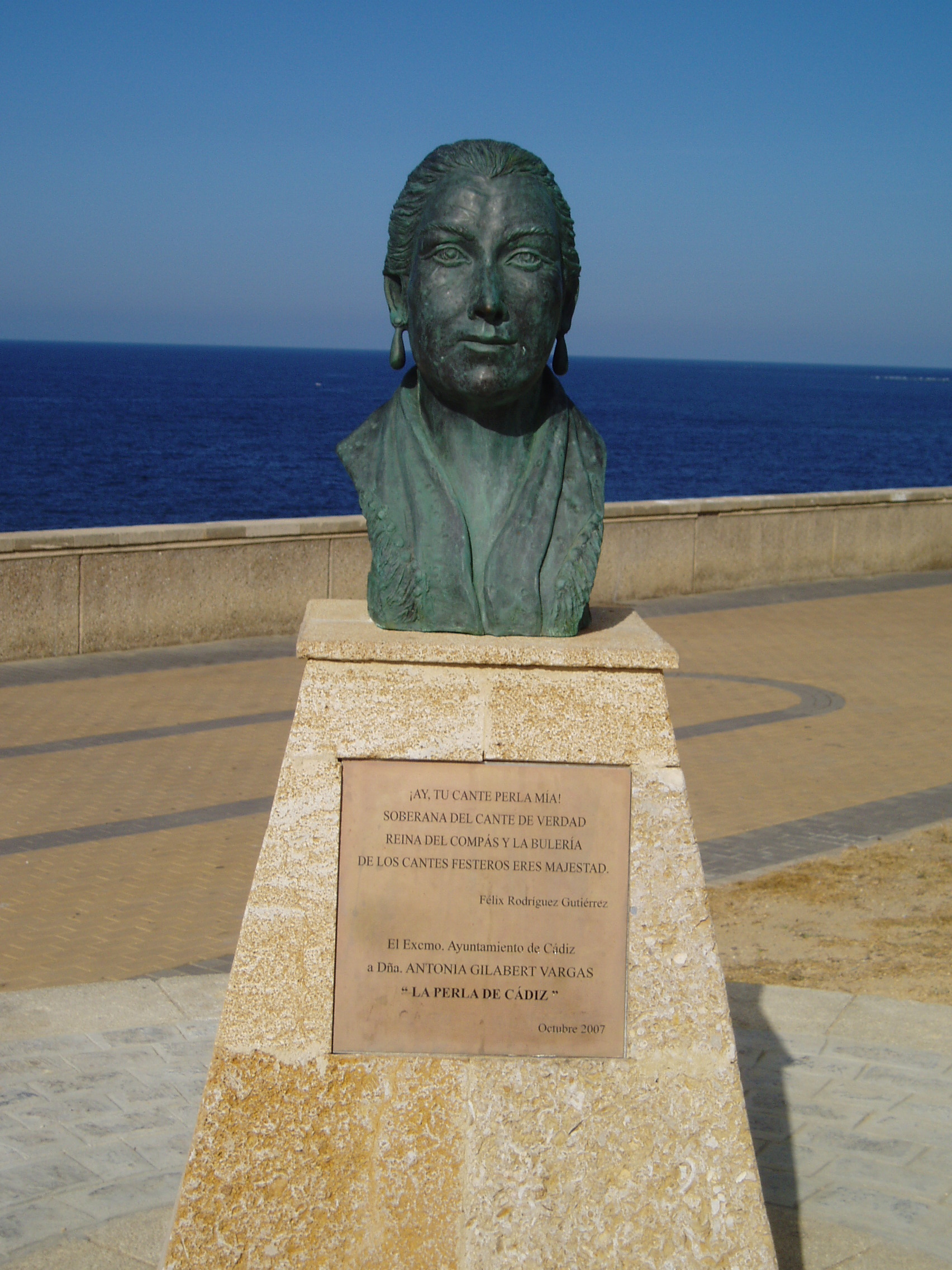La Perla de Cádiz. Antonia Gilabert Vargas (Cádiz, 9 de junio de 1924-Cádiz, 14 de septiembre de 1975), más conocida por su nombre artístico La Perla de Cádiz, fue una cantaora gitana española de flamenco.