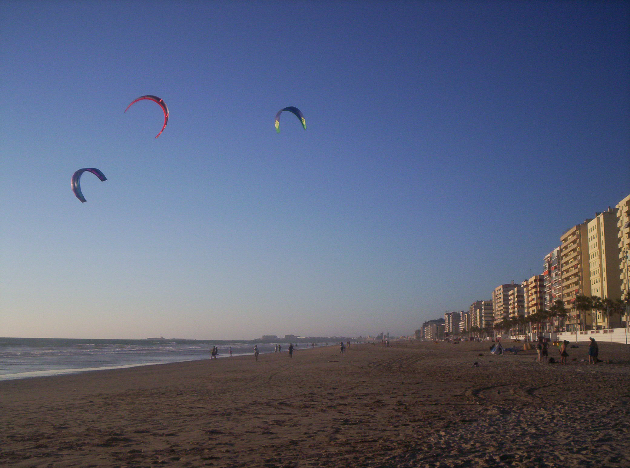 Playa de la Victoria. La Playa de la Victoria (o Playa Victoria) es una playa urbana que se encuentra en la Costa de la Luz, extramuros de la ciudad de Cádiz (España), con aproximadamente 3 kilómetros de longitud sobre la costa del océano Atlántico. Está considerada…