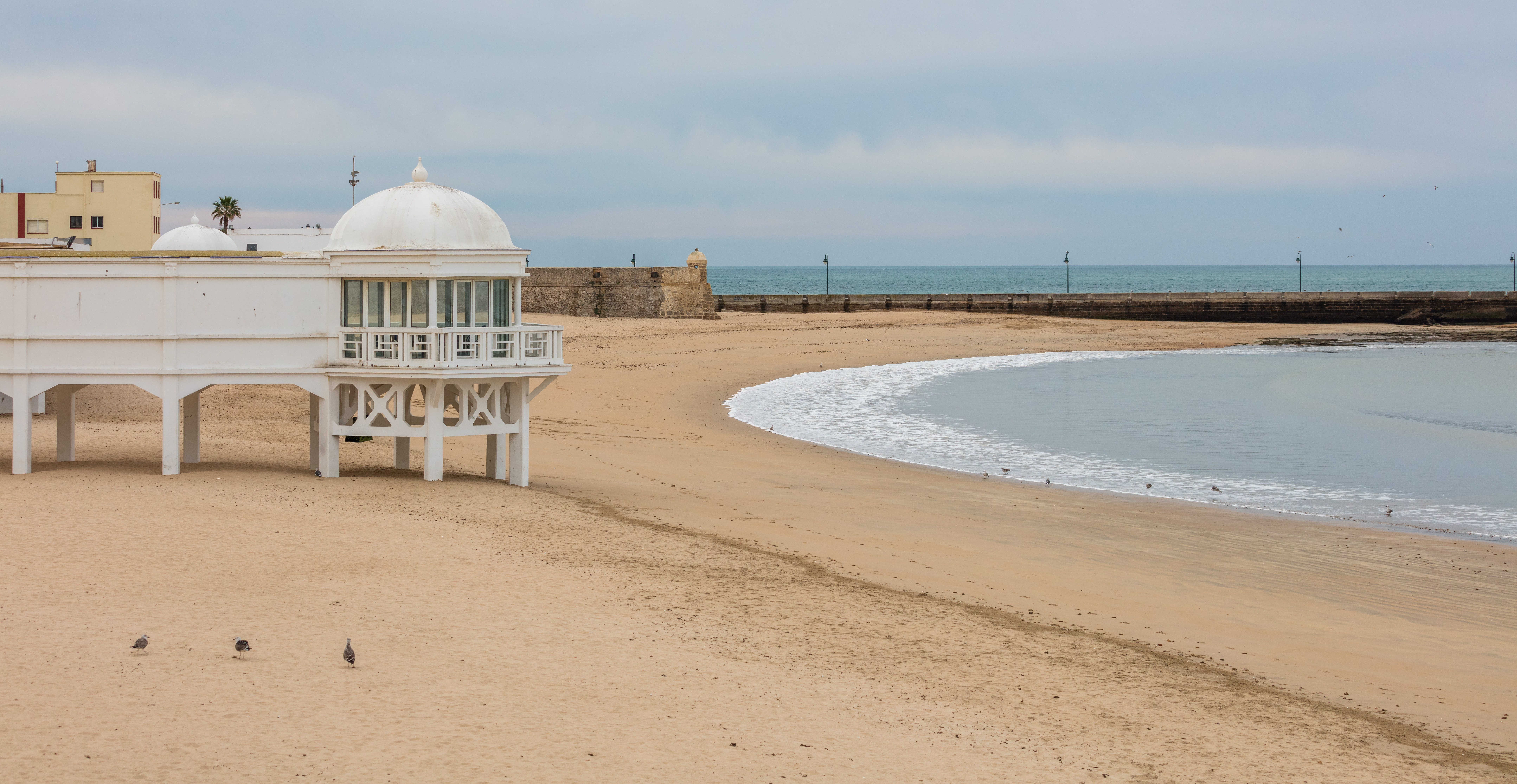 Playa de La Caleta (Cádiz). La Caleta es una playa situada en el centro histórico de la ciudad de Cádiz (Andalucía, España). Fue puerto natural en el que fondearon barcos de fenicios, cartagineses y romanos junto al canal que separaba el archipiélago de las islas (Eritea…