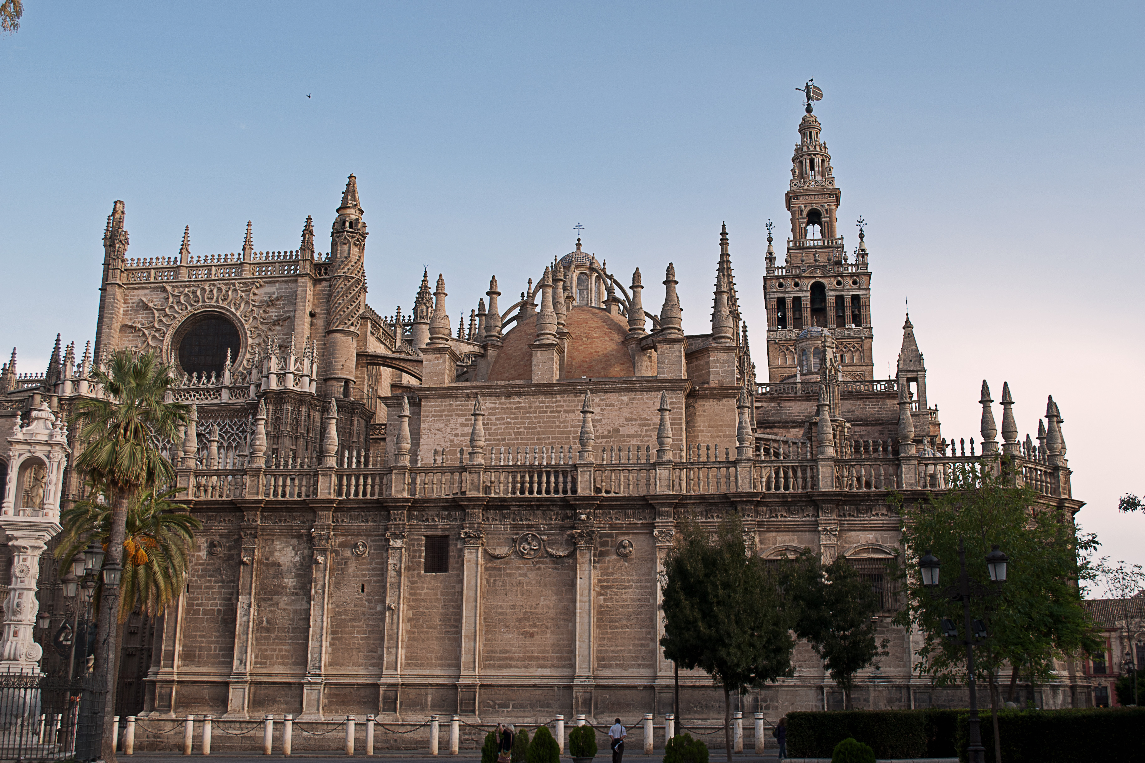 Arquitectura religiosa de Sevilla. La arquitectura religiosa de Sevilla es de una gran variedad y riqueza monumental y artístíca encabezado por el conjunto monumental que forma la catedral y concluyendo en pequeñas capillas con mucho diseño barroco.