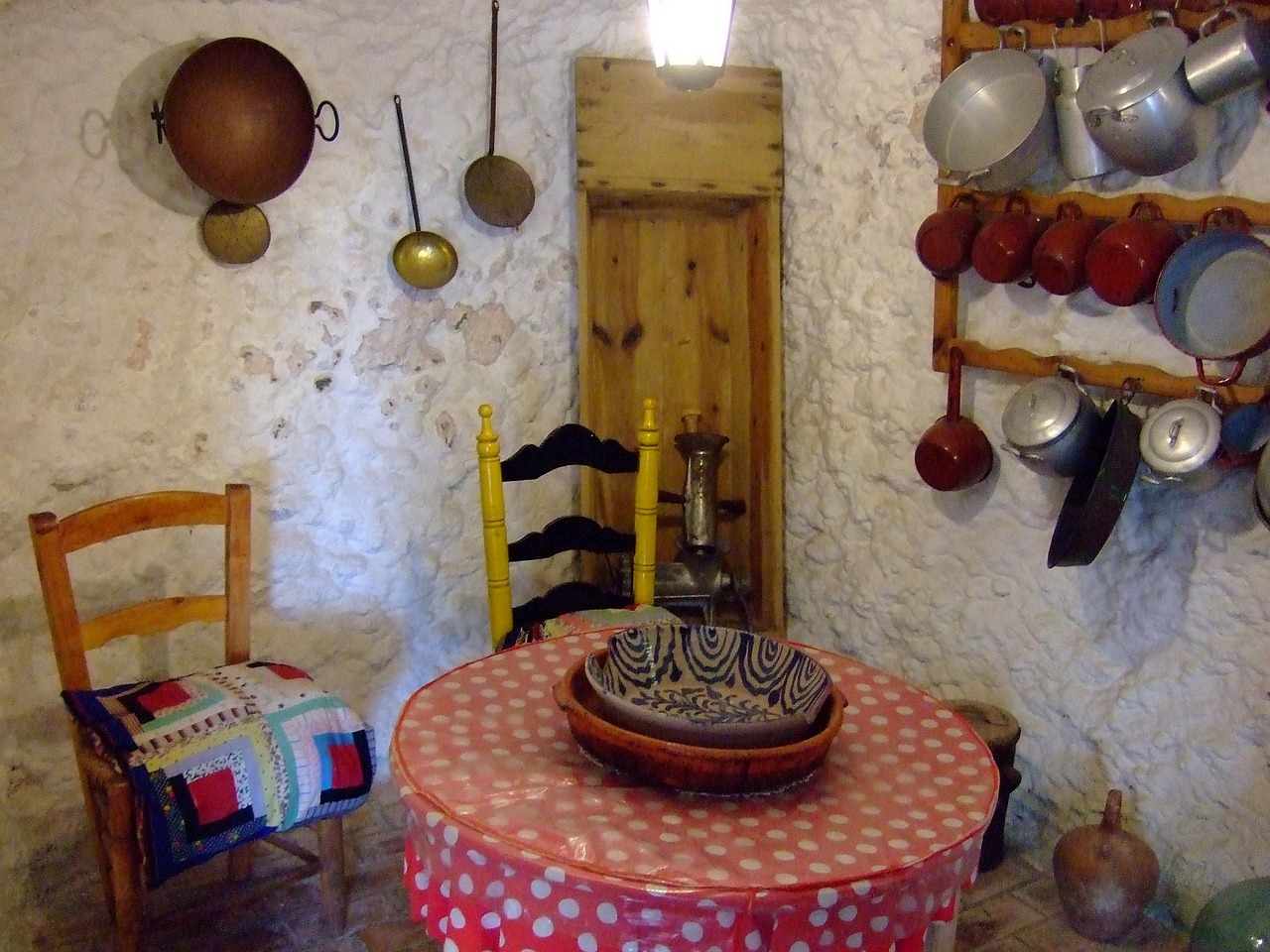 Interior de una cueva del Sacromonte en Granada, Andalucía