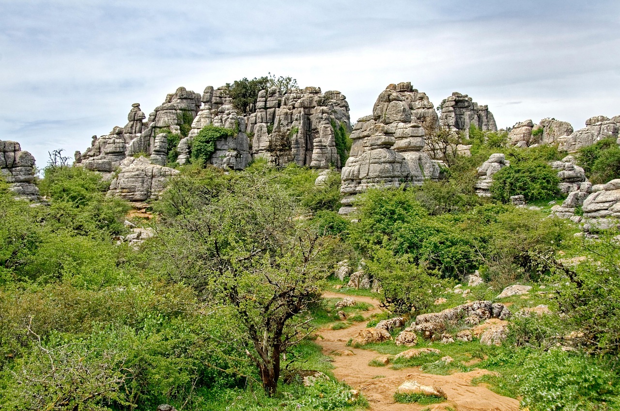 Sendero entre rocas del Torcal de Antequera, Málaga, Andalucía