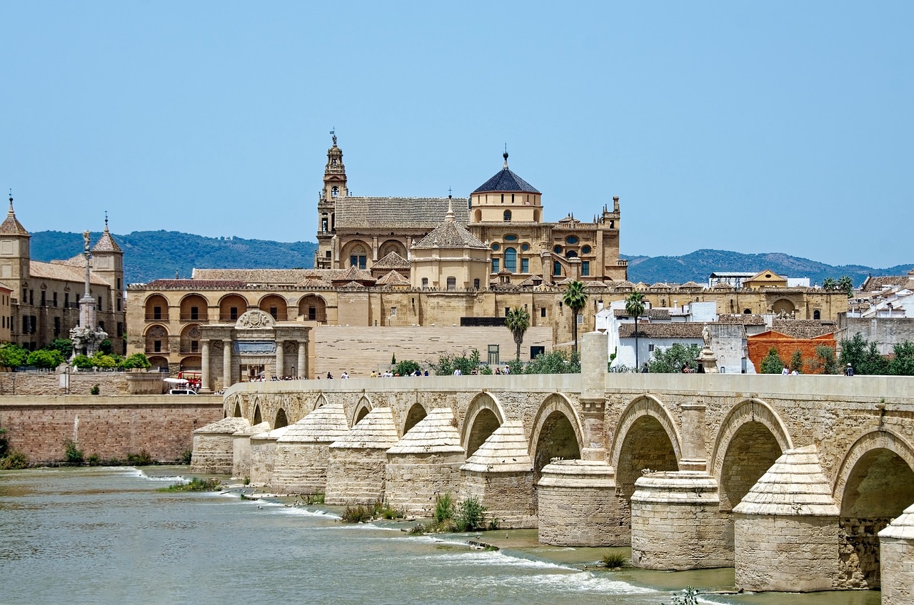 Mezquita-Catedral de Córdoba junto al Puente Romano, Andalucía